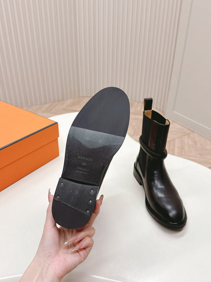 KELLY BUCKLE SHORT BOOTS IN BLACK CALFSKIN