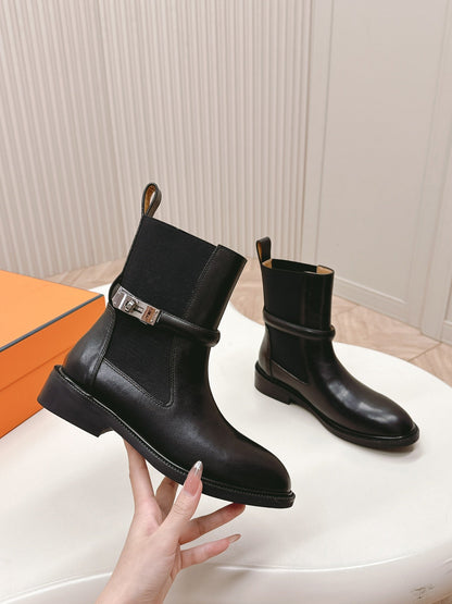 KELLY BUCKLE SHORT BOOTS IN BLACK CALFSKIN