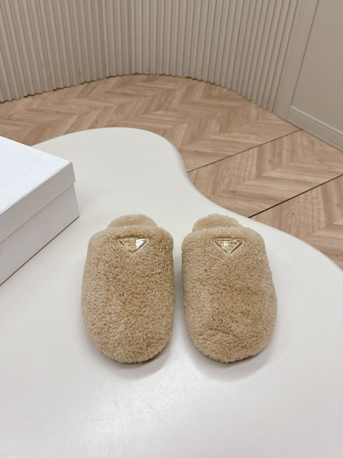 MULES ATTACHED TRIANGLE LOGO IN BEIGE SHEARLING