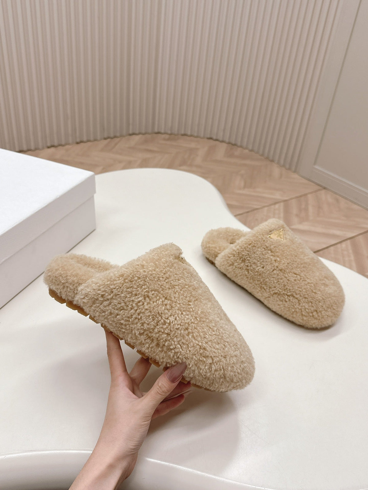 MULES ATTACHED TRIANGLE LOGO IN BEIGE SHEARLING