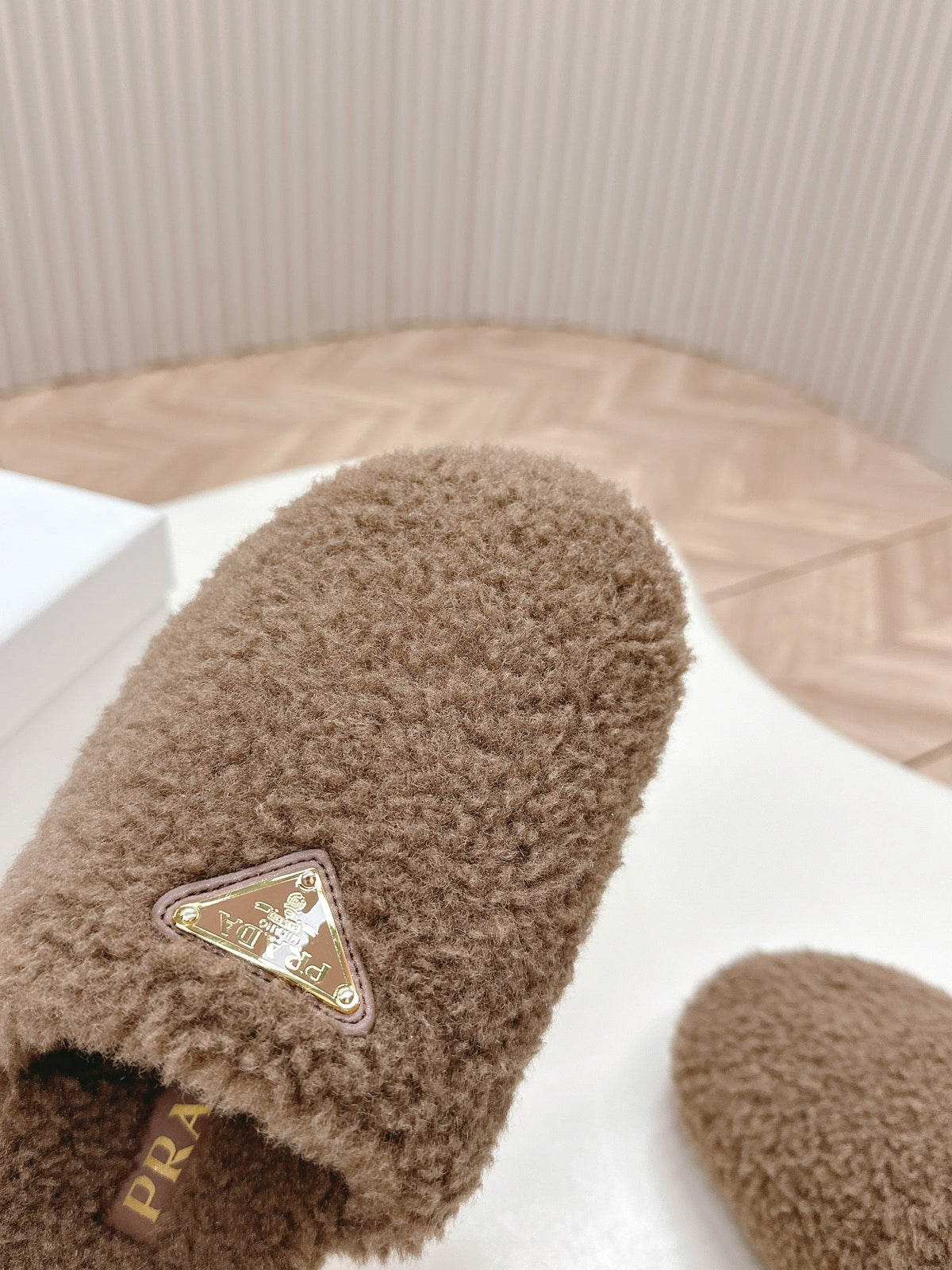 MULES ATTACHED TRIANGLE LOGO IN WOOD BROWN SHEARLING