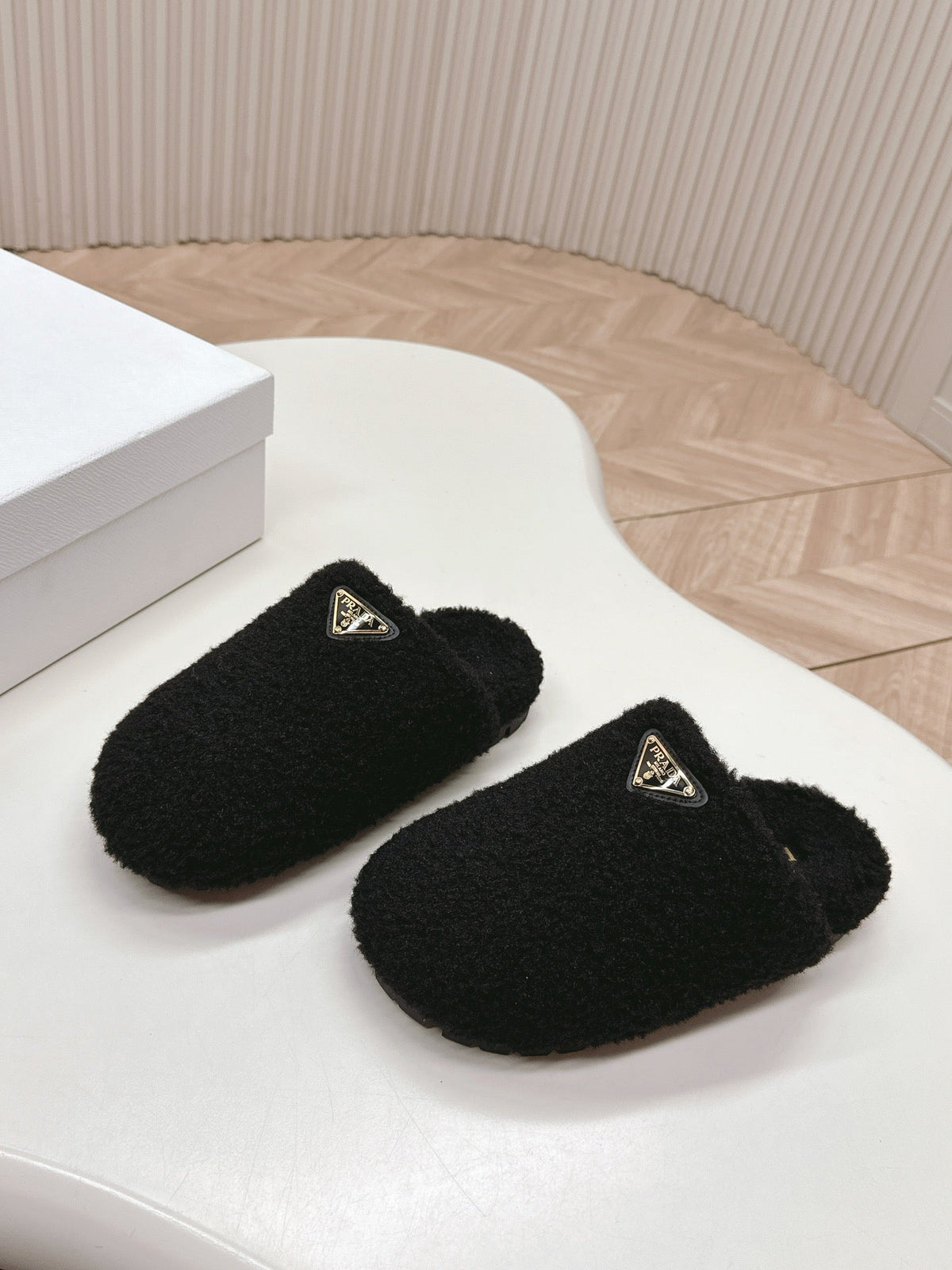 MULES ATTACHED TRIANGLE LOGO IN BLACK SHEARLING