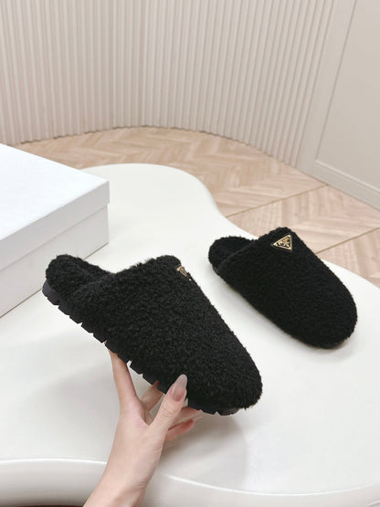 MULES ATTACHED TRIANGLE LOGO IN BLACK SHEARLING
