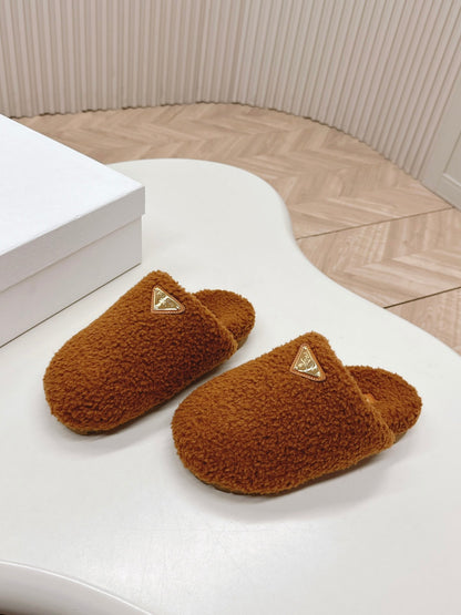 MULES ATTACHED TRIANGLE LOGO IN BRONZE BROWN SHEARLING