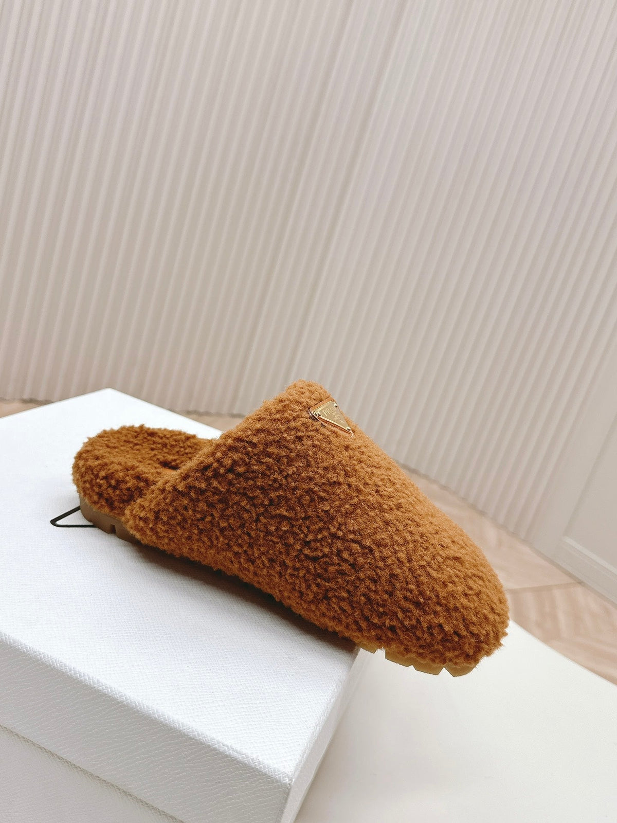 MULES ATTACHED TRIANGLE LOGO IN BRONZE BROWN SHEARLING