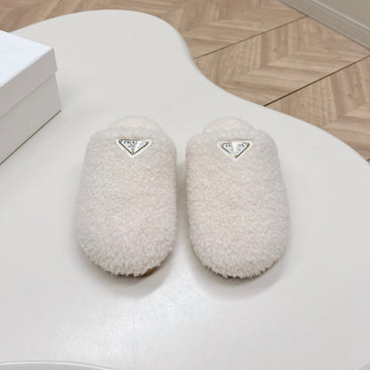 MULES ATTACHED TRIANGLE LOGO IN WHITE SHEARLING