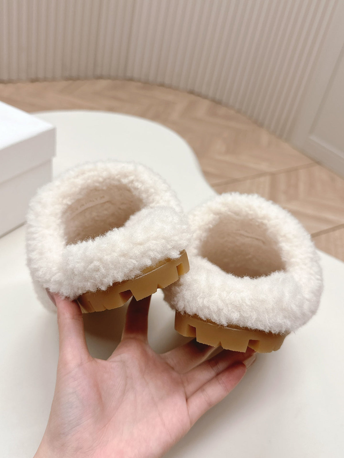 MULES ATTACHED TRIANGLE LOGO IN WHITE SHEARLING