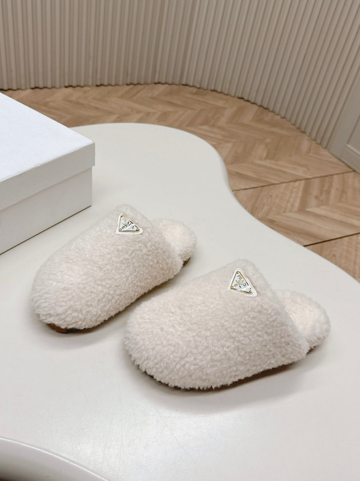 MULES ATTACHED TRIANGLE LOGO IN WHITE SHEARLING