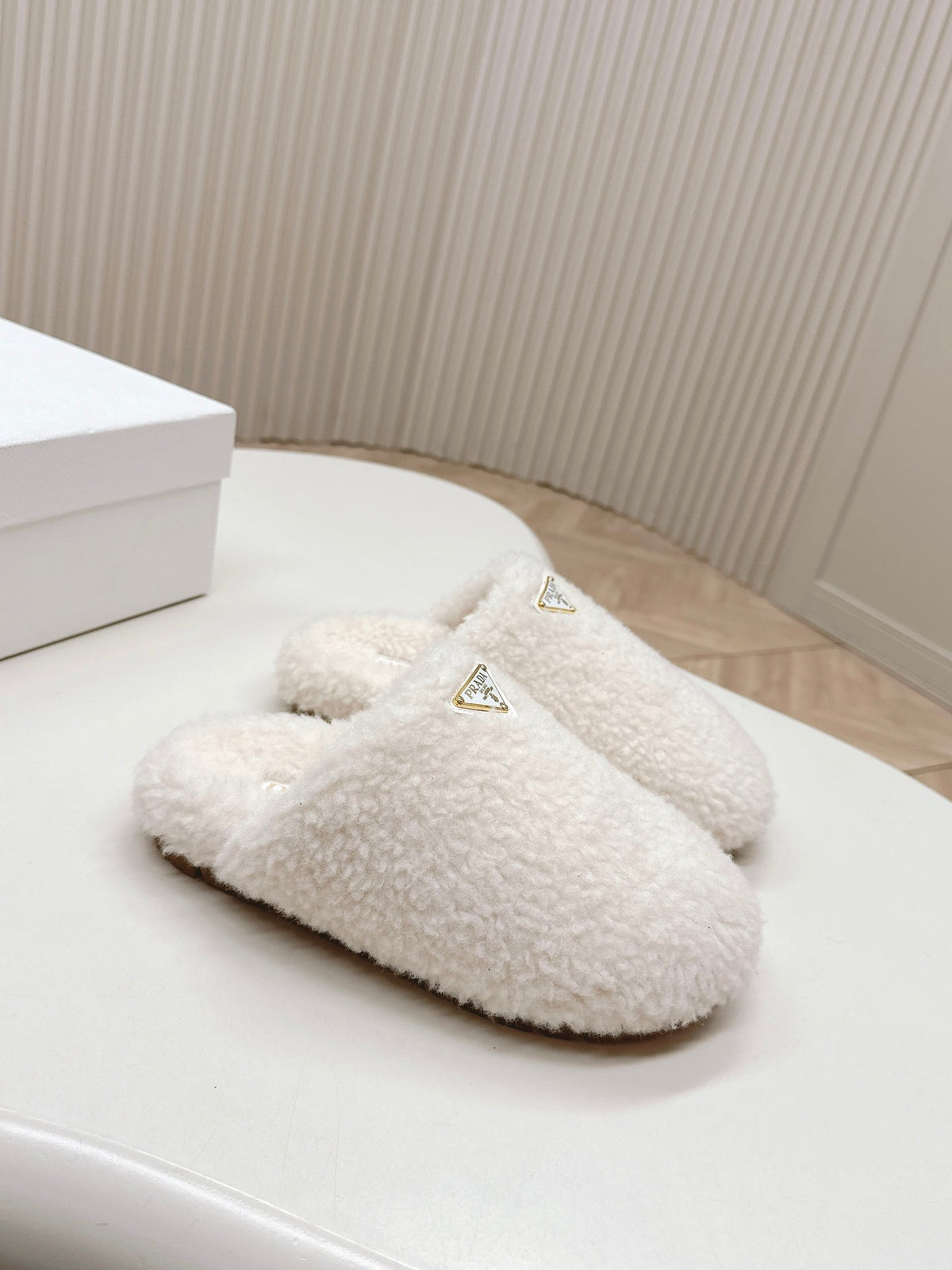 MULES ATTACHED TRIANGLE LOGO IN WHITE SHEARLING