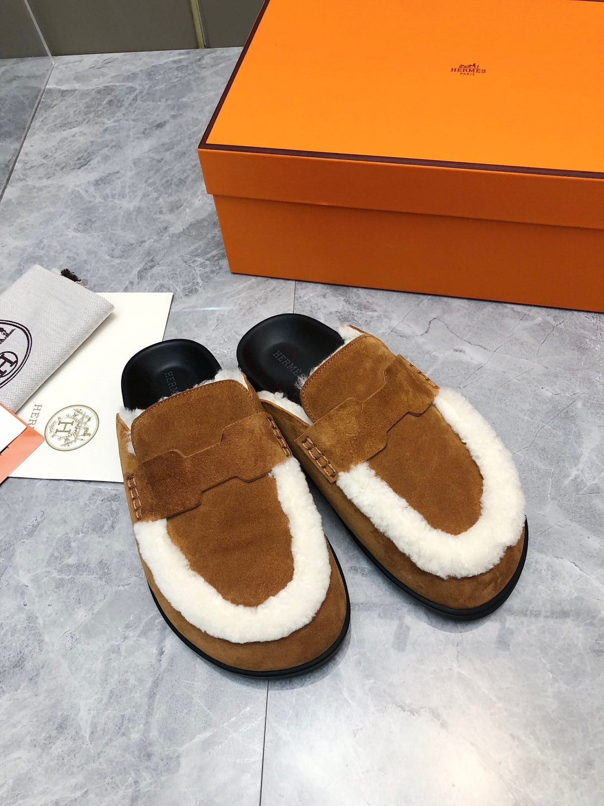 GO MULE IN BRONZE BROWN SUEDE ATTACH WHITE FLEECE
