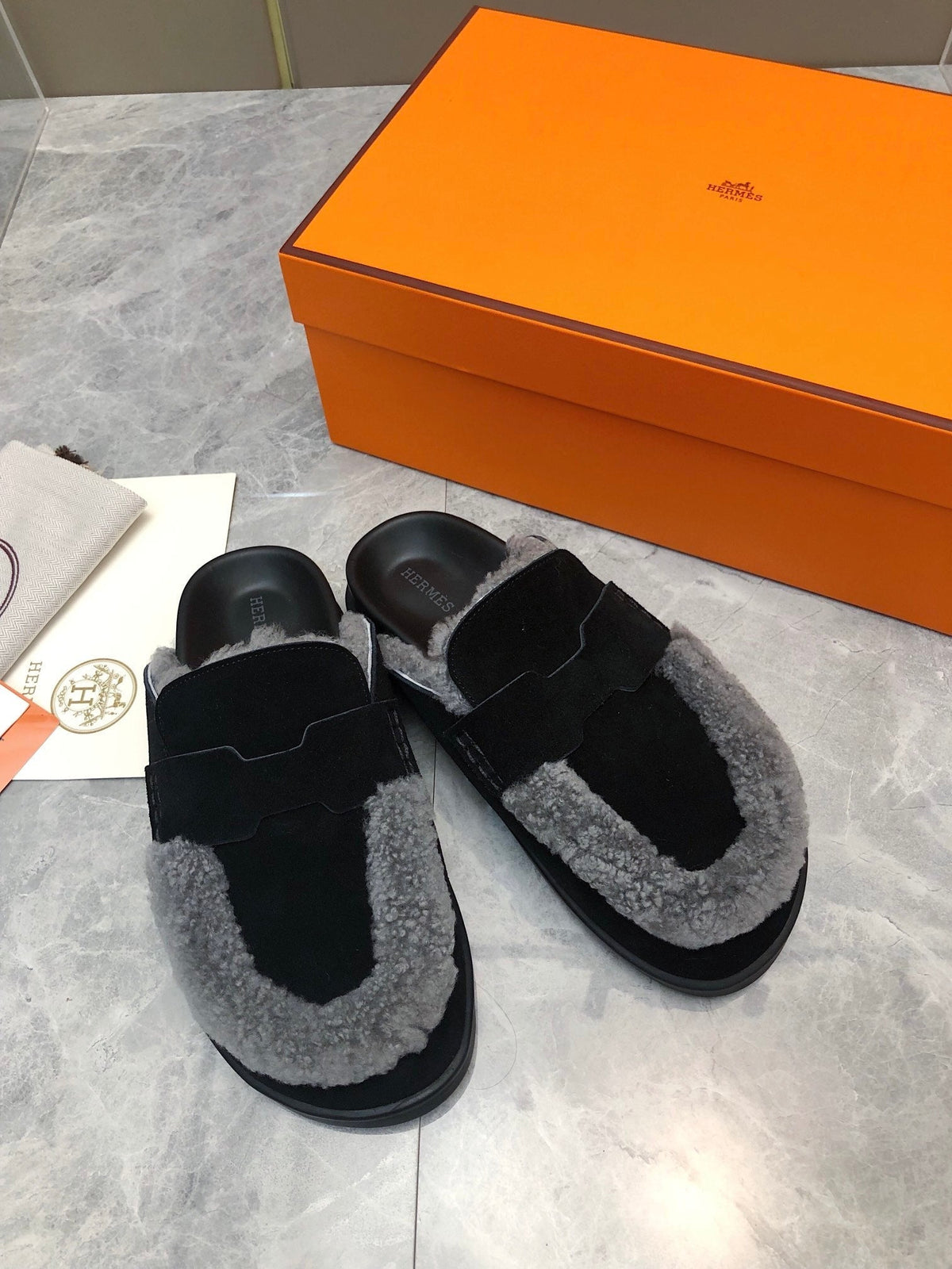 GO MULE IN BLACK SUEDE ATTACH LIGHT GRAY FLEECE