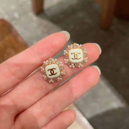 STUD EARRINGS SQUARE DOUBLE C IN GOLD METAL WHITE PEARL WHITE ENAMEL