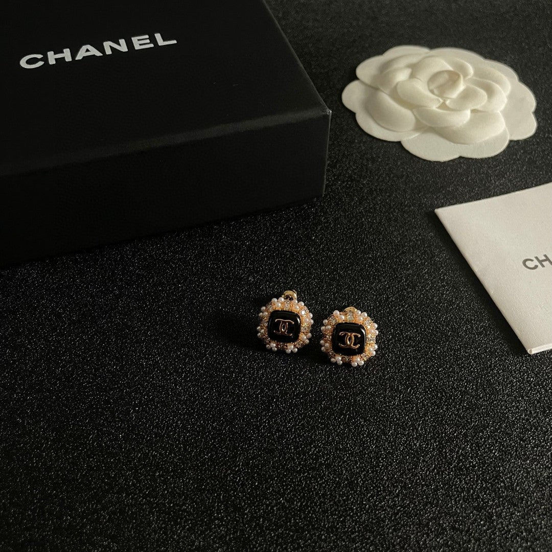STUD EARRINGS SQUARE DOUBLE C IN GOLD METAL WHITE PEARL BLACK ENAMEL