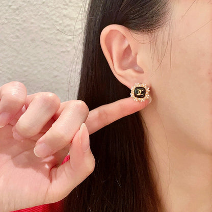 STUD EARRINGS SQUARE DOUBLE C IN GOLD METAL WHITE PEARL BLACK ENAMEL