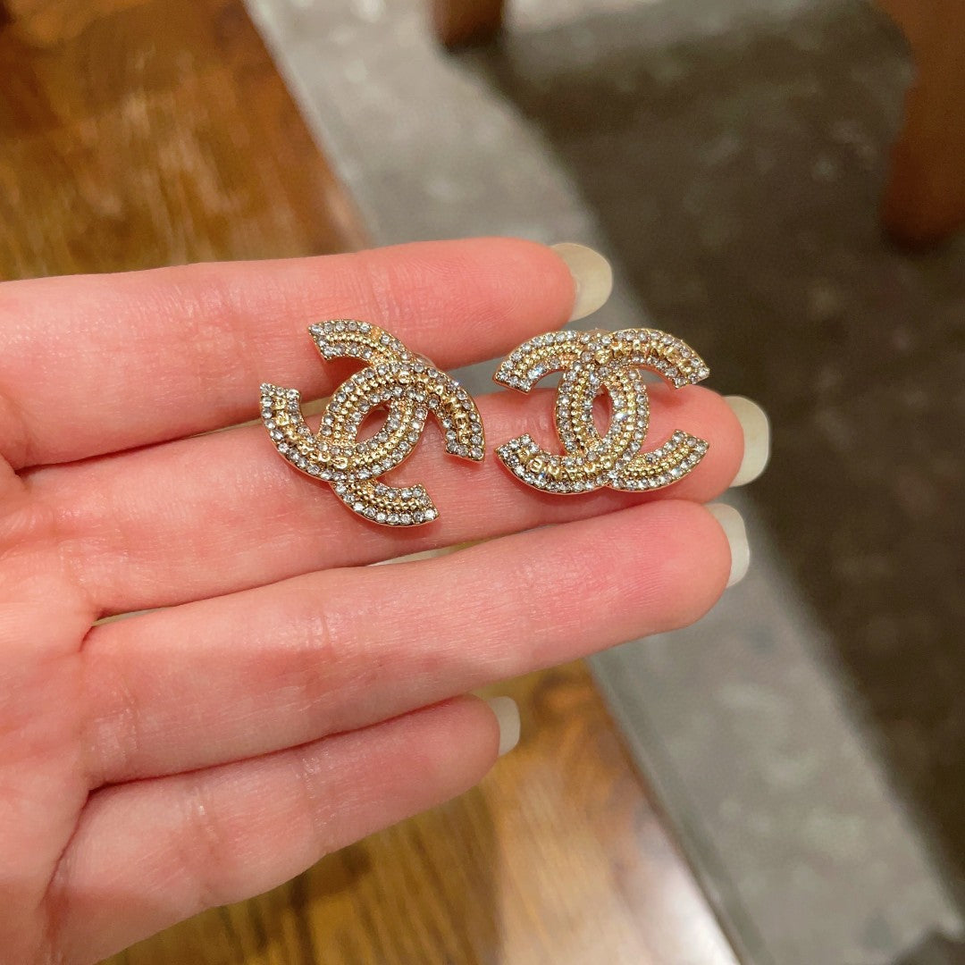 STUD EARRINGS IN GOLD METAL FULLY WHITE DIAMOND