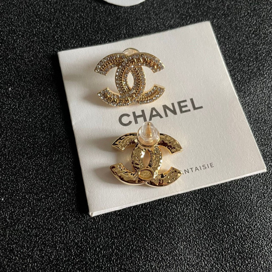 STUD EARRINGS IN GOLD METAL FULLY WHITE DIAMOND