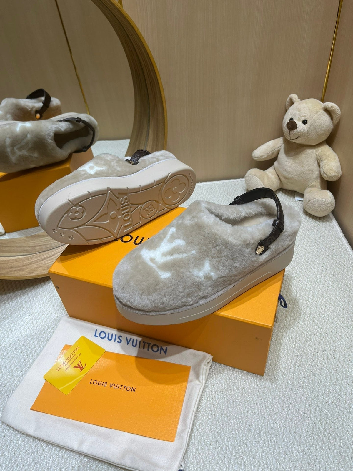 ASPEN COMFORT CLOG IN KHAKI BEIGE MIX WHITE FLEECE