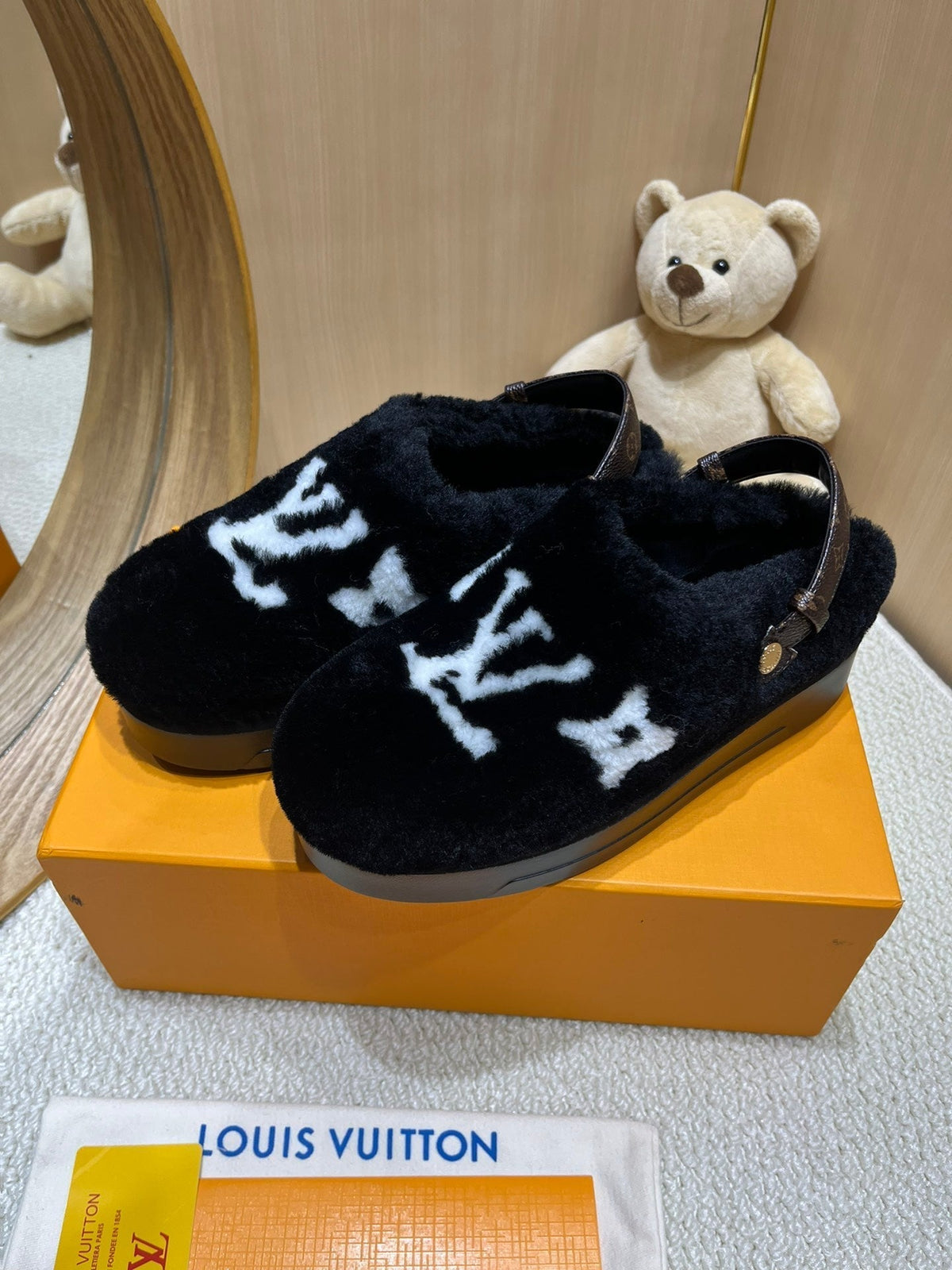 ASPEN COMFORT CLOG IN BLACK MIX WHITE FLEECE