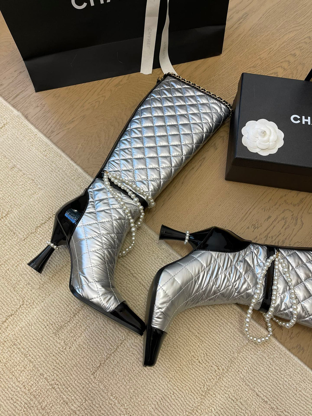 KNEE HIGH BOOTS 8 CM IN SILVER MIX BLACK CALFSKIN WITH PEARL CHAIN