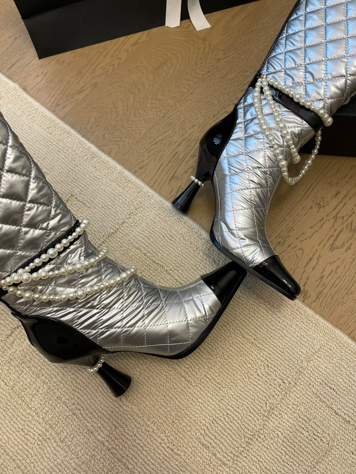 KNEE HIGH BOOTS 8 CM IN SILVER MIX BLACK CALFSKIN WITH PEARL CHAIN