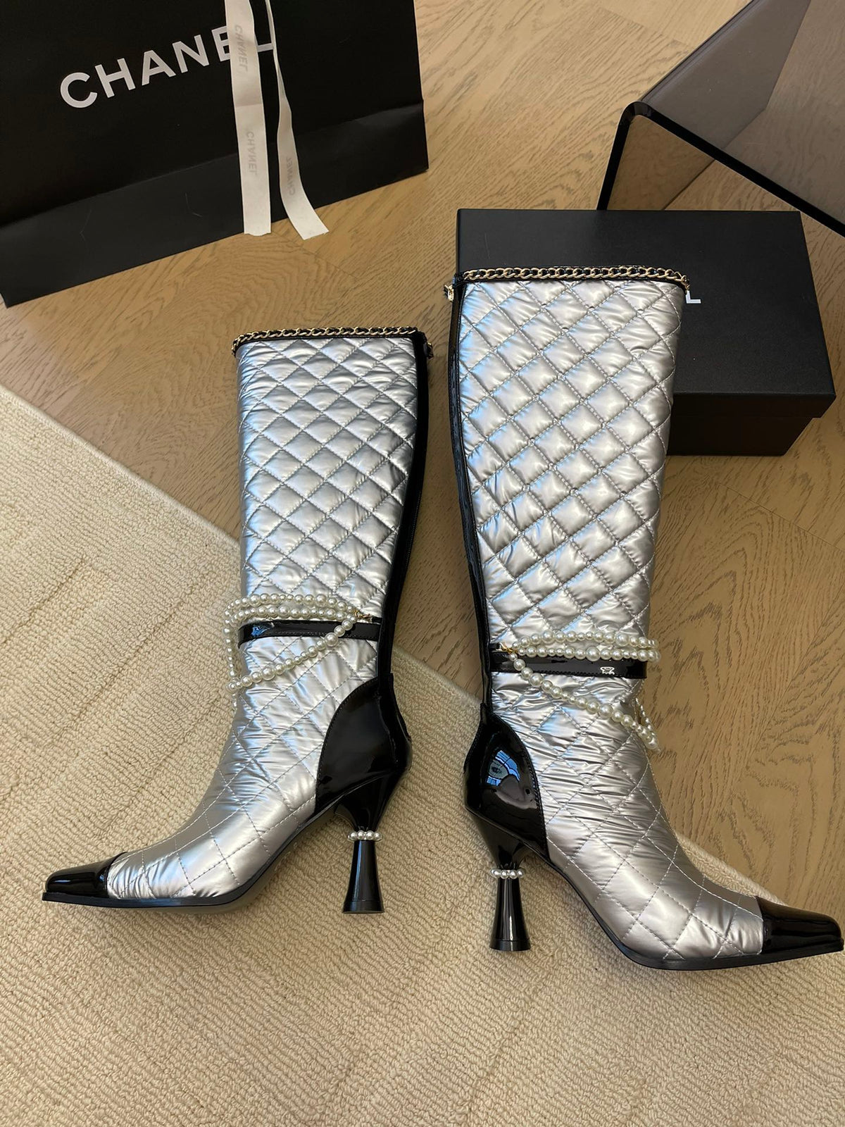 KNEE HIGH BOOTS 8 CM IN SILVER MIX BLACK CALFSKIN WITH PEARL CHAIN