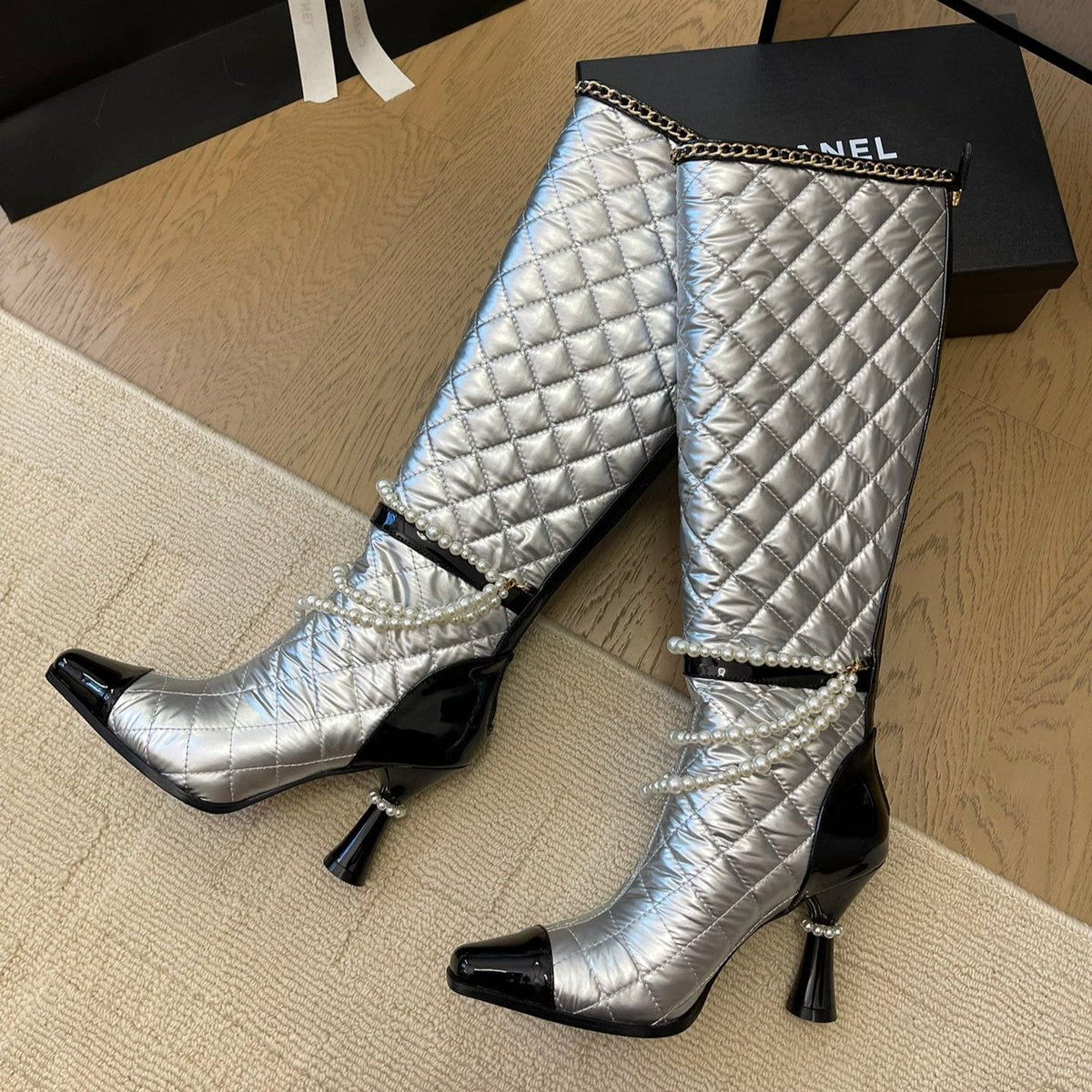KNEE HIGH BOOTS 8 CM IN SILVER MIX BLACK CALFSKIN WITH PEARL CHAIN