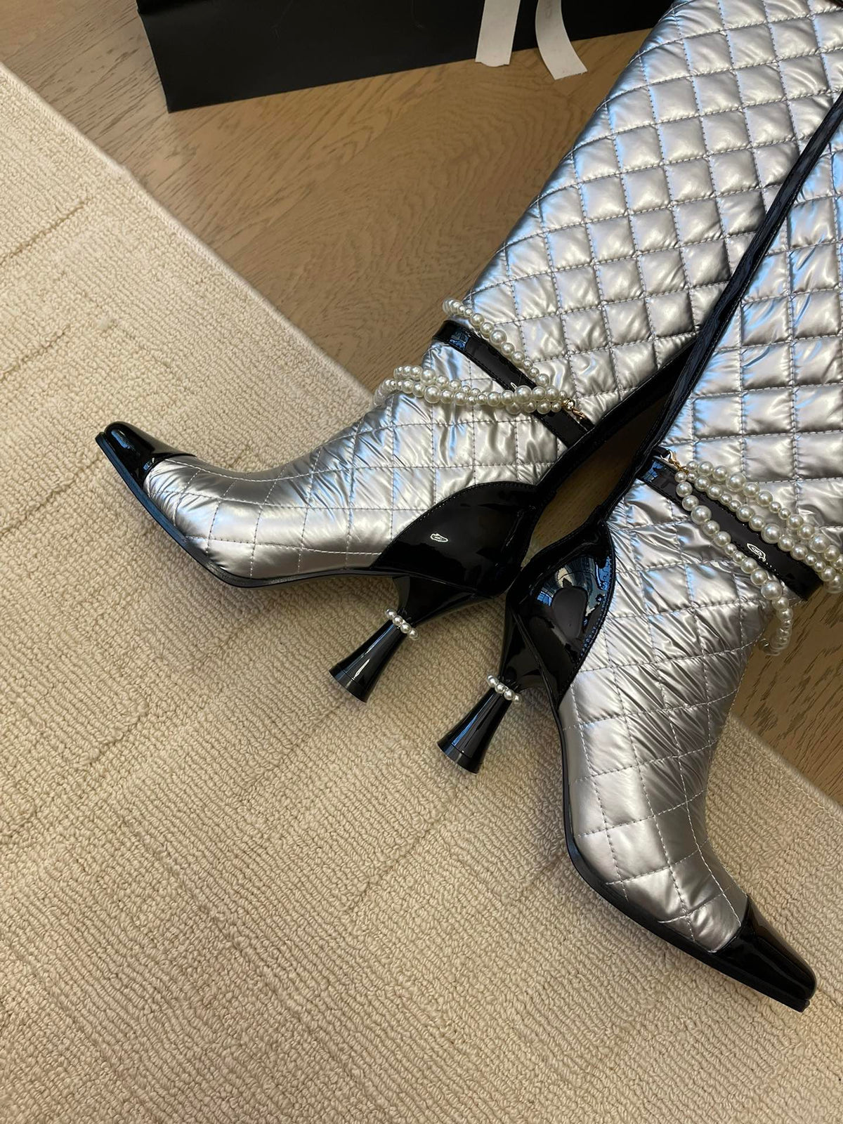 KNEE HIGH BOOTS 8 CM IN SILVER MIX BLACK CALFSKIN WITH PEARL CHAIN