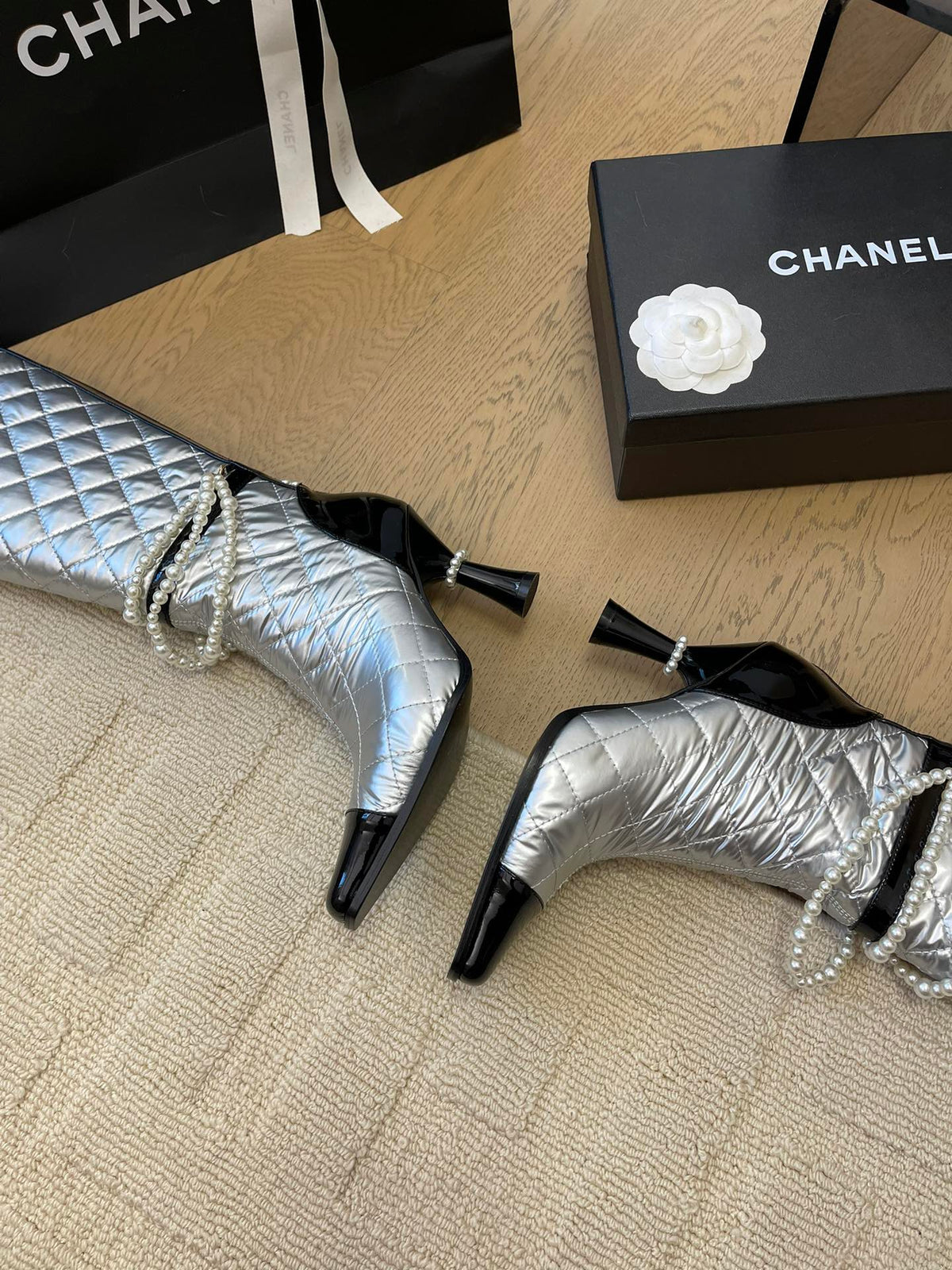 KNEE HIGH BOOTS 8 CM IN SILVER MIX BLACK CALFSKIN WITH PEARL CHAIN