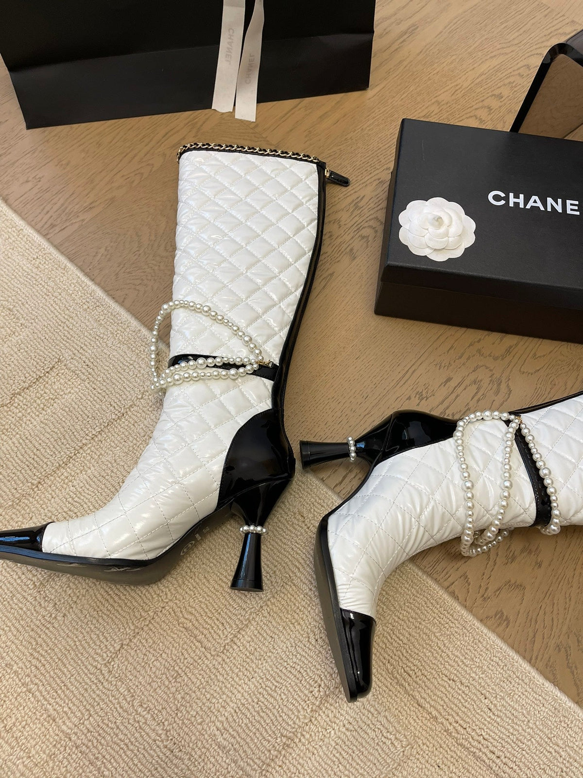 KNEE HIGH BOOTS 8 CM IN WHITE MIX BLACK CALFSKIN WITH PEARL CHAIN
