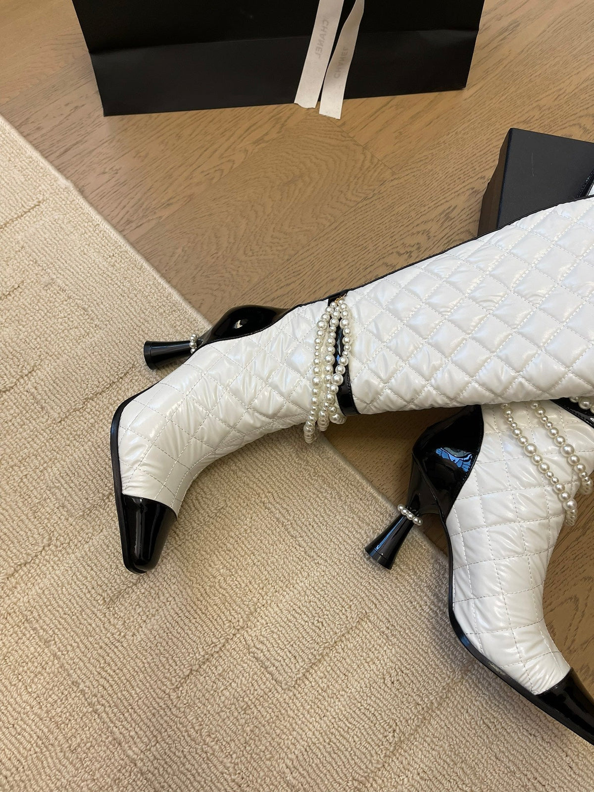 KNEE HIGH BOOTS 8 CM IN WHITE MIX BLACK CALFSKIN WITH PEARL CHAIN
