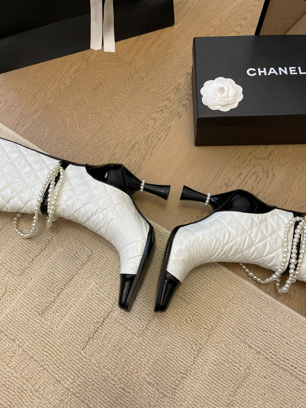KNEE HIGH BOOTS 8 CM IN WHITE MIX BLACK CALFSKIN WITH PEARL CHAIN
