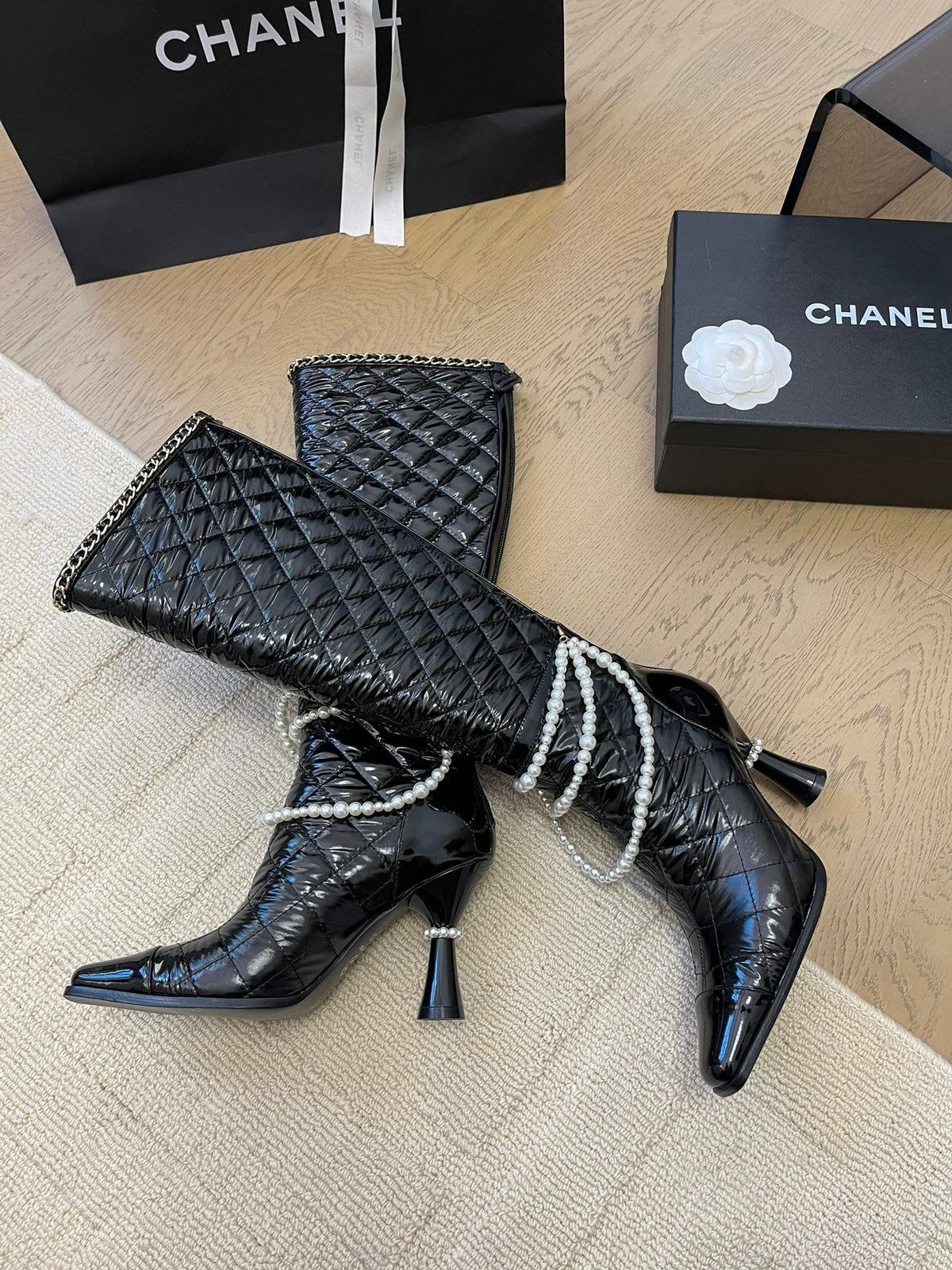 KNEE HIGH BOOTS 8 CM IN BLACK CALFSKIN WITH PEARL CHAIN