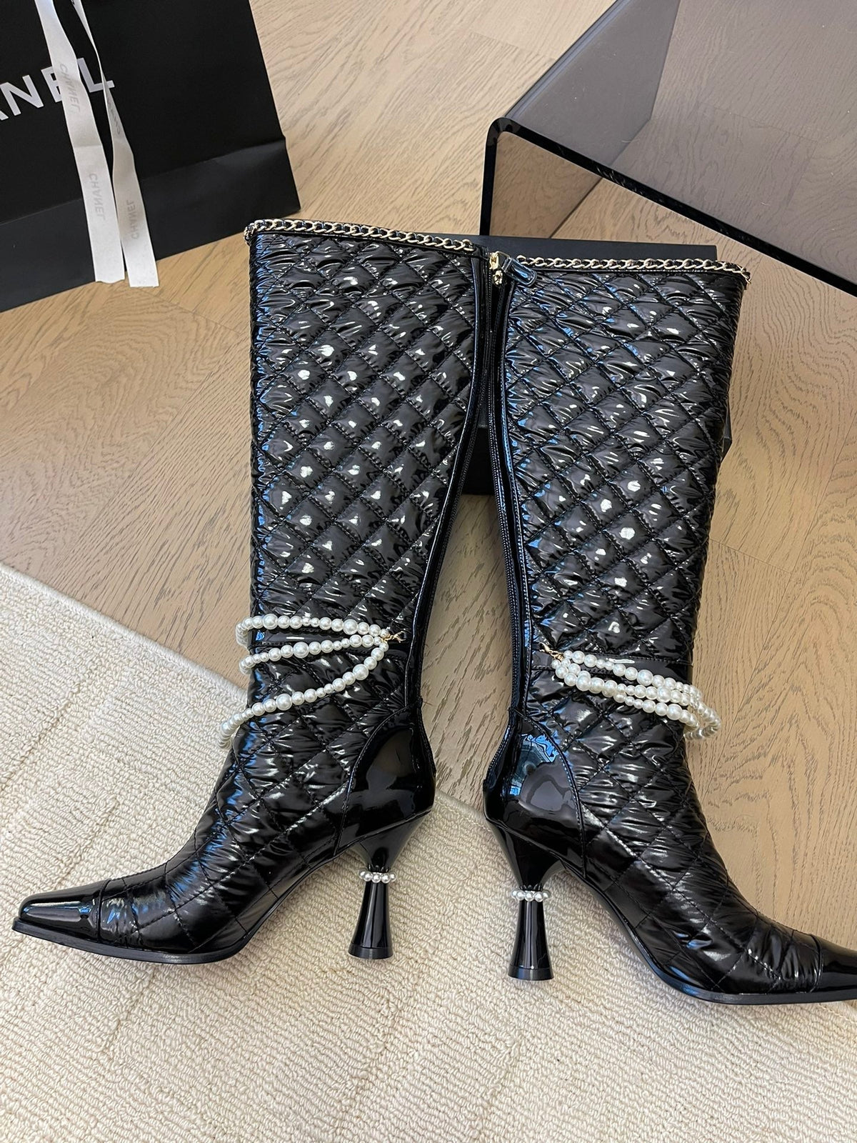 KNEE HIGH BOOTS 8 CM IN BLACK CALFSKIN WITH PEARL CHAIN