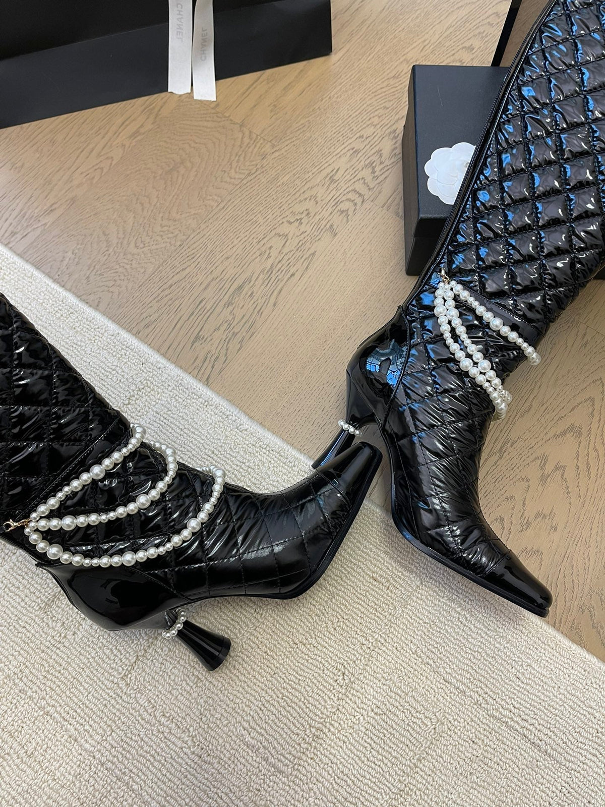 KNEE HIGH BOOTS 8 CM IN BLACK CALFSKIN WITH PEARL CHAIN