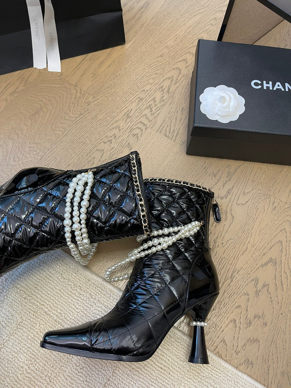 HIGH HEELS 8CM BOOTS IN BLACK CALFSKIN WITH PEARL CHAIN