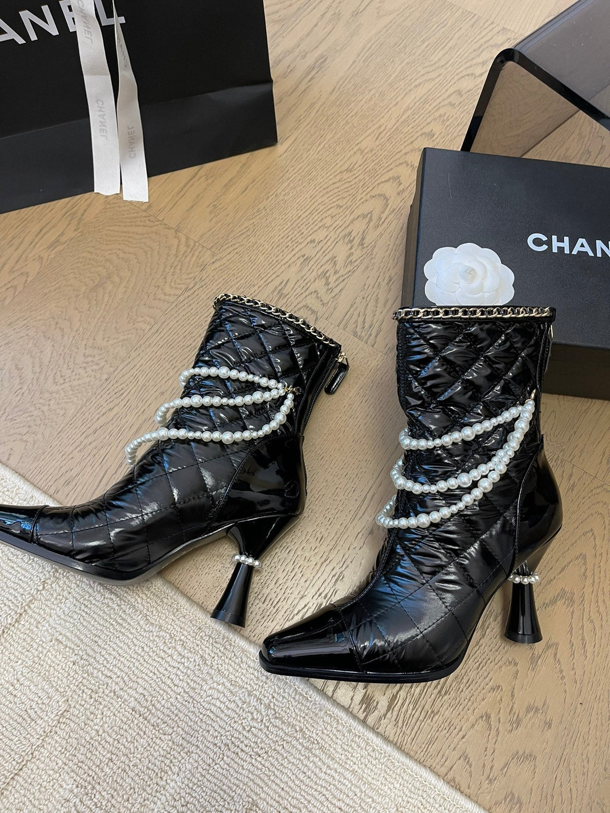 HIGH HEELS 8CM BOOTS IN BLACK CALFSKIN WITH PEARL CHAIN