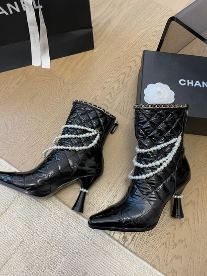 HIGH HEELS 8CM BOOTS IN BLACK CALFSKIN WITH PEARL CHAIN