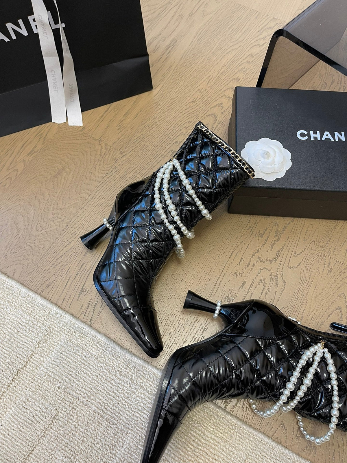 HIGH HEELS 8CM BOOTS IN BLACK CALFSKIN WITH PEARL CHAIN