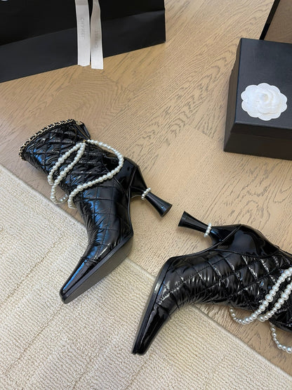 HIGH HEELS 8CM BOOTS IN BLACK CALFSKIN WITH PEARL CHAIN