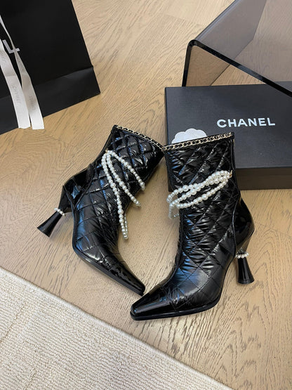 HIGH HEELS 8CM BOOTS IN BLACK CALFSKIN WITH PEARL CHAIN