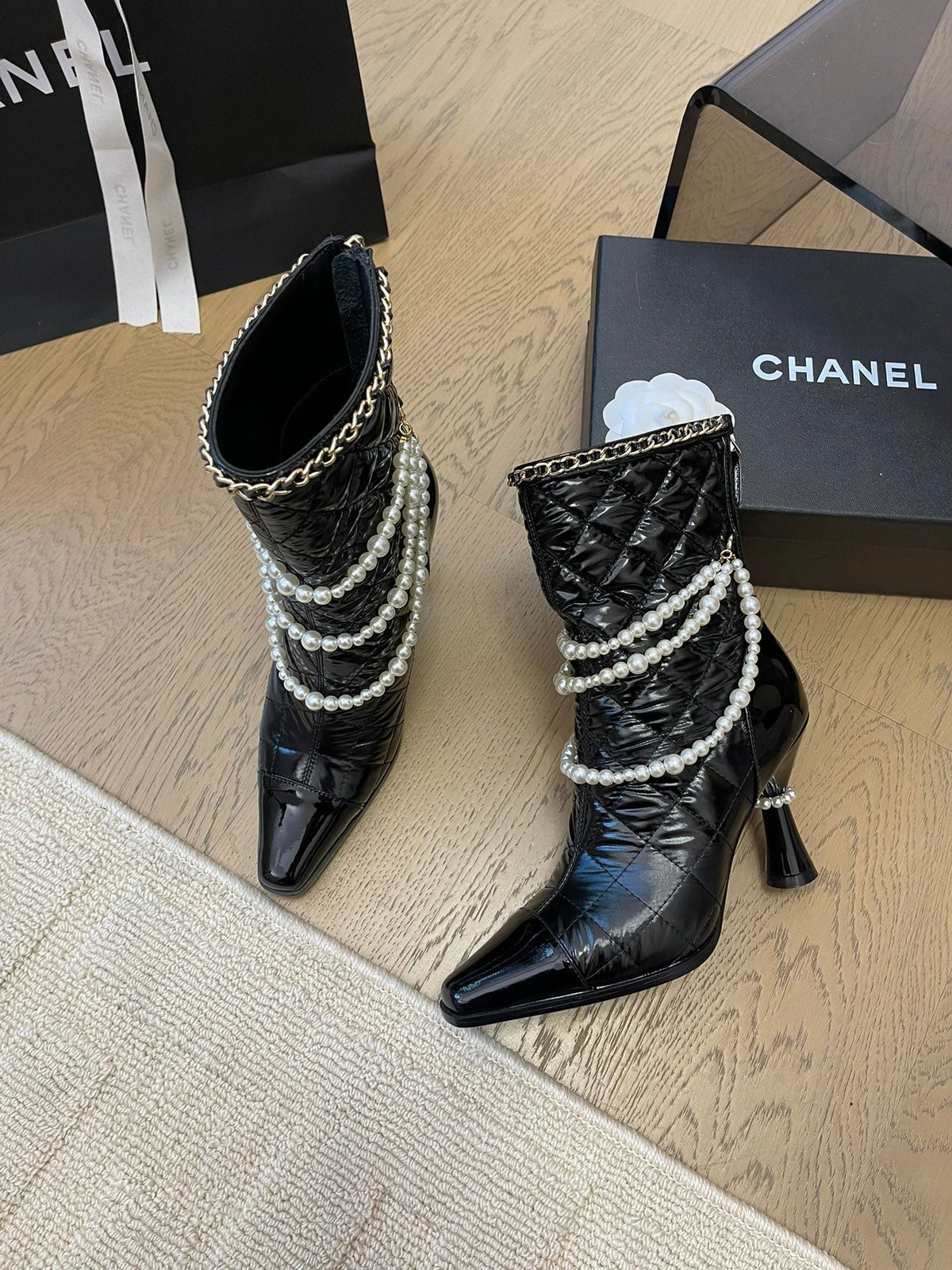 HIGH HEELS 8CM BOOTS IN BLACK CALFSKIN WITH PEARL CHAIN