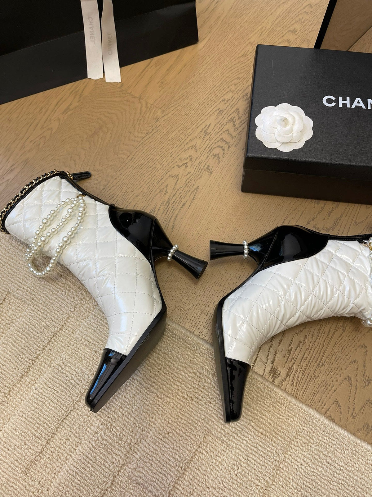 HIGH HEELS 8CM BOOTS IN WHITE MIX BLACK CALFSKIN WITH PEARL CHAIN