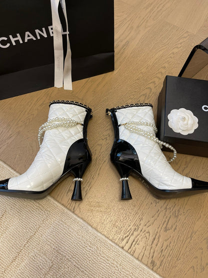 HIGH HEELS 8CM BOOTS IN WHITE MIX BLACK CALFSKIN WITH PEARL CHAIN
