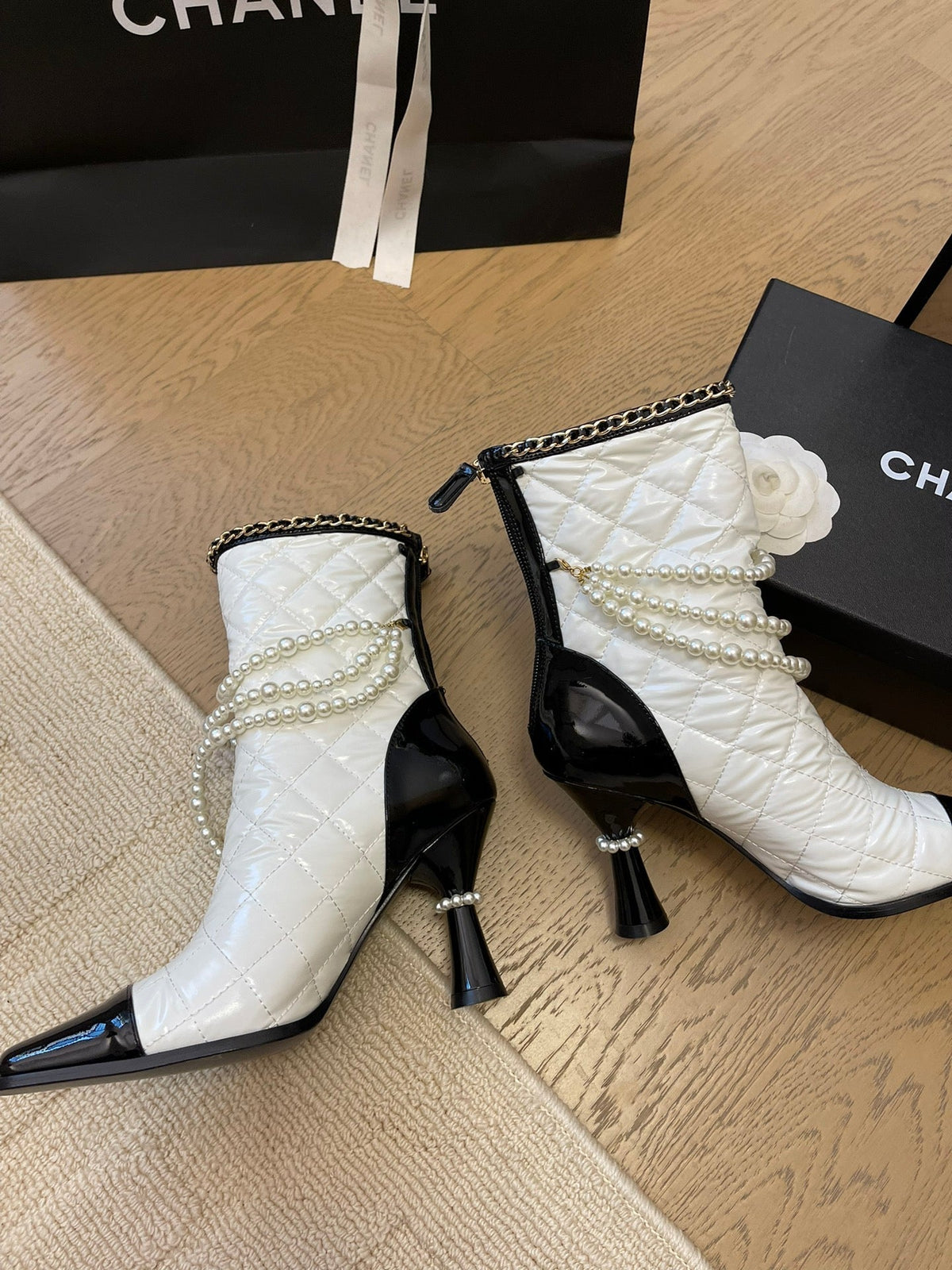HIGH HEELS 8CM BOOTS IN WHITE MIX BLACK CALFSKIN WITH PEARL CHAIN