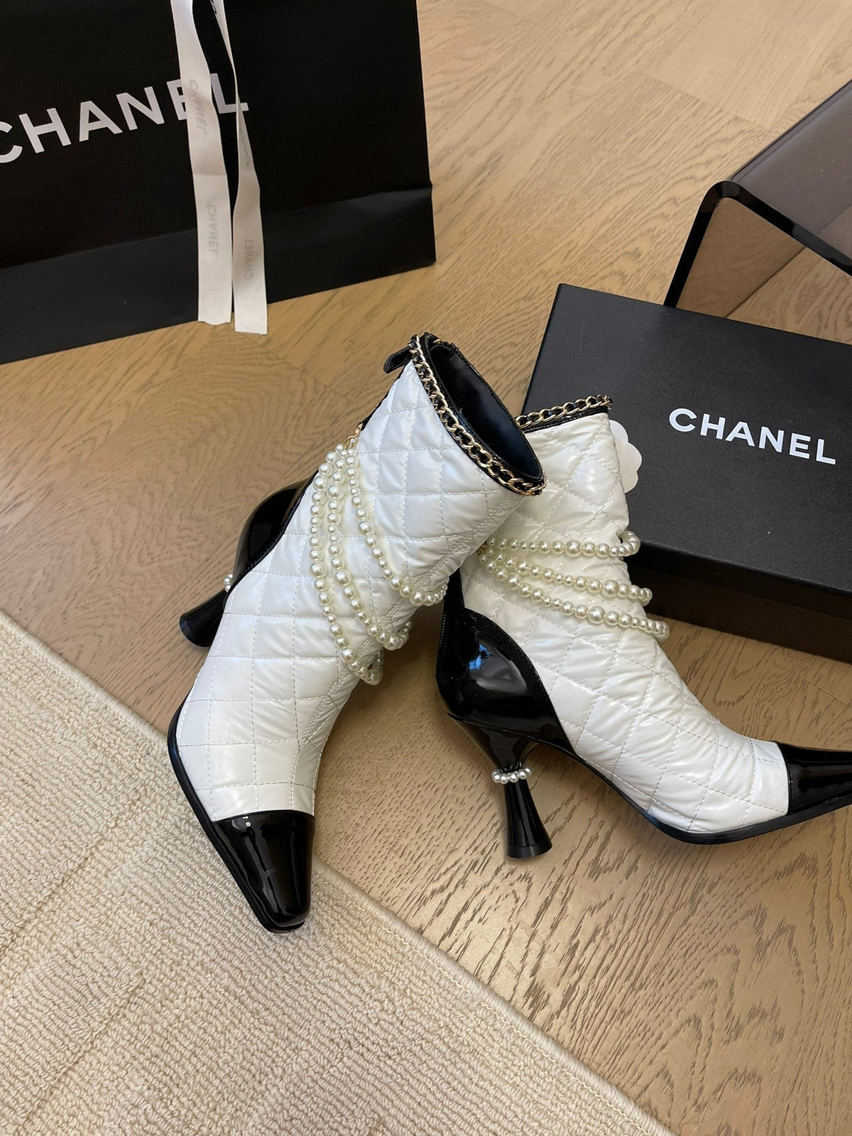 HIGH HEELS 8CM BOOTS IN WHITE MIX BLACK CALFSKIN WITH PEARL CHAIN