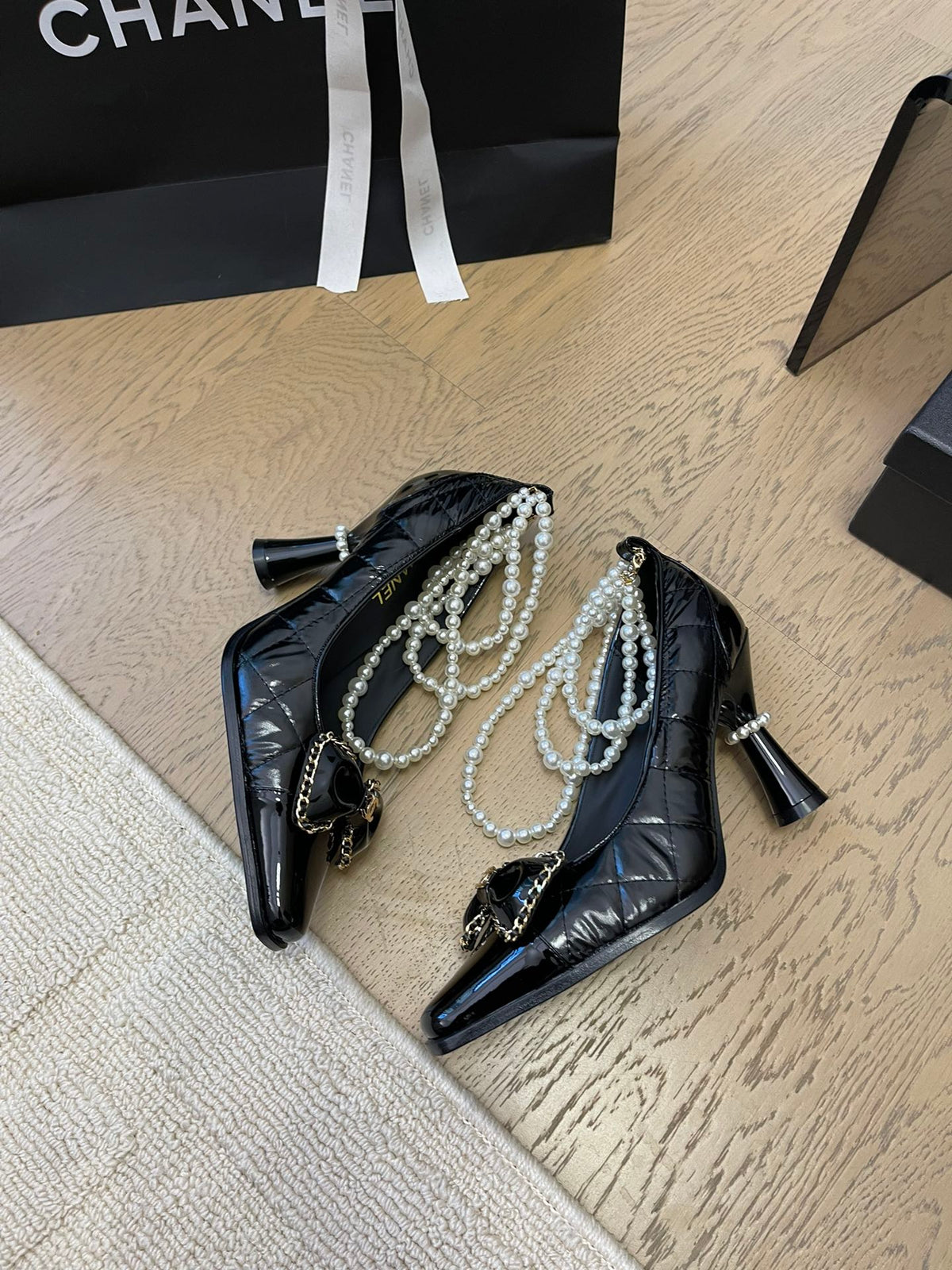 HIGH HEEL 8 CM IN BLACK CALFSKIN WITH PEARL CHAIN