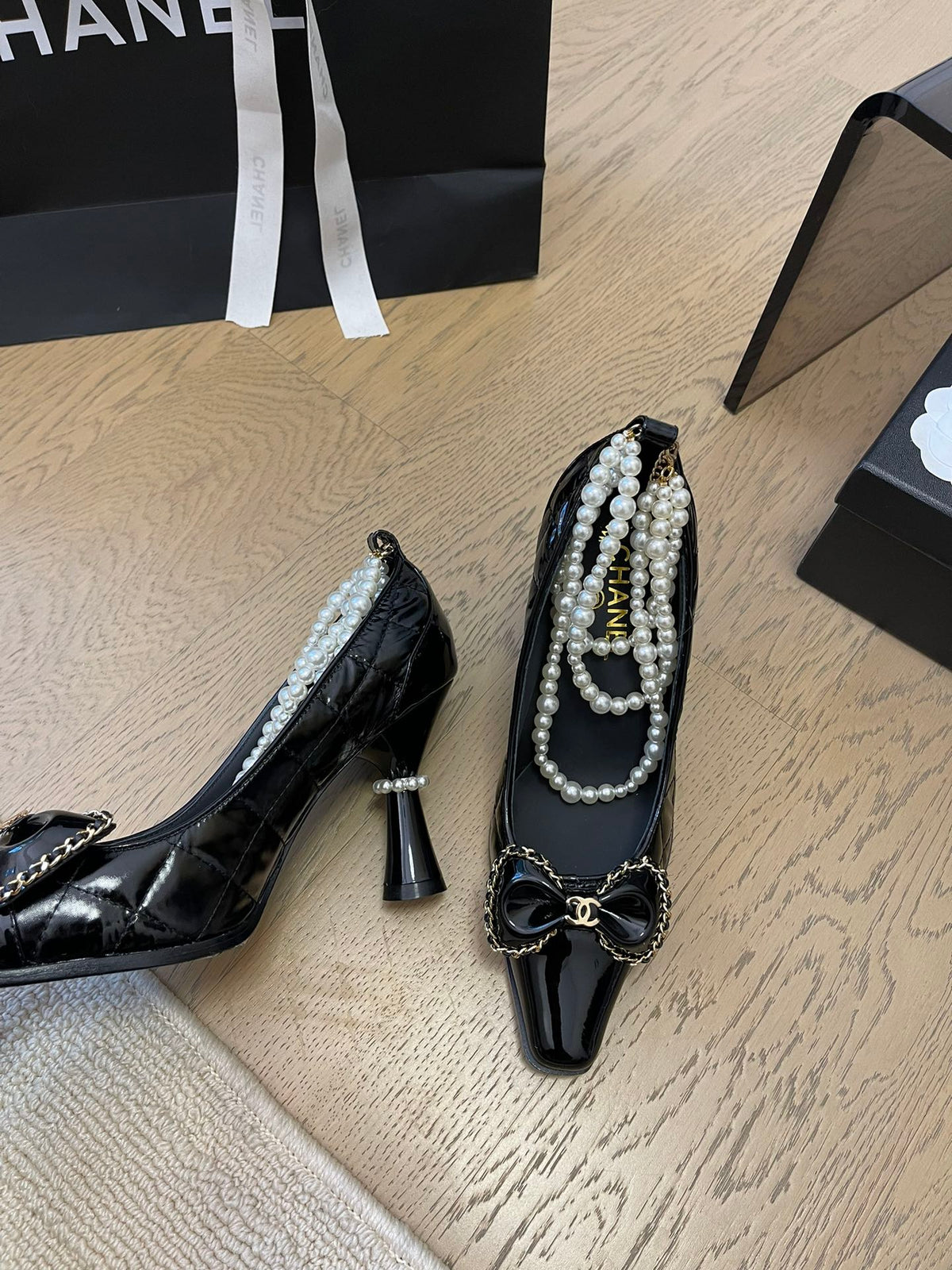 HIGH HEEL 8 CM IN BLACK CALFSKIN WITH PEARL CHAIN