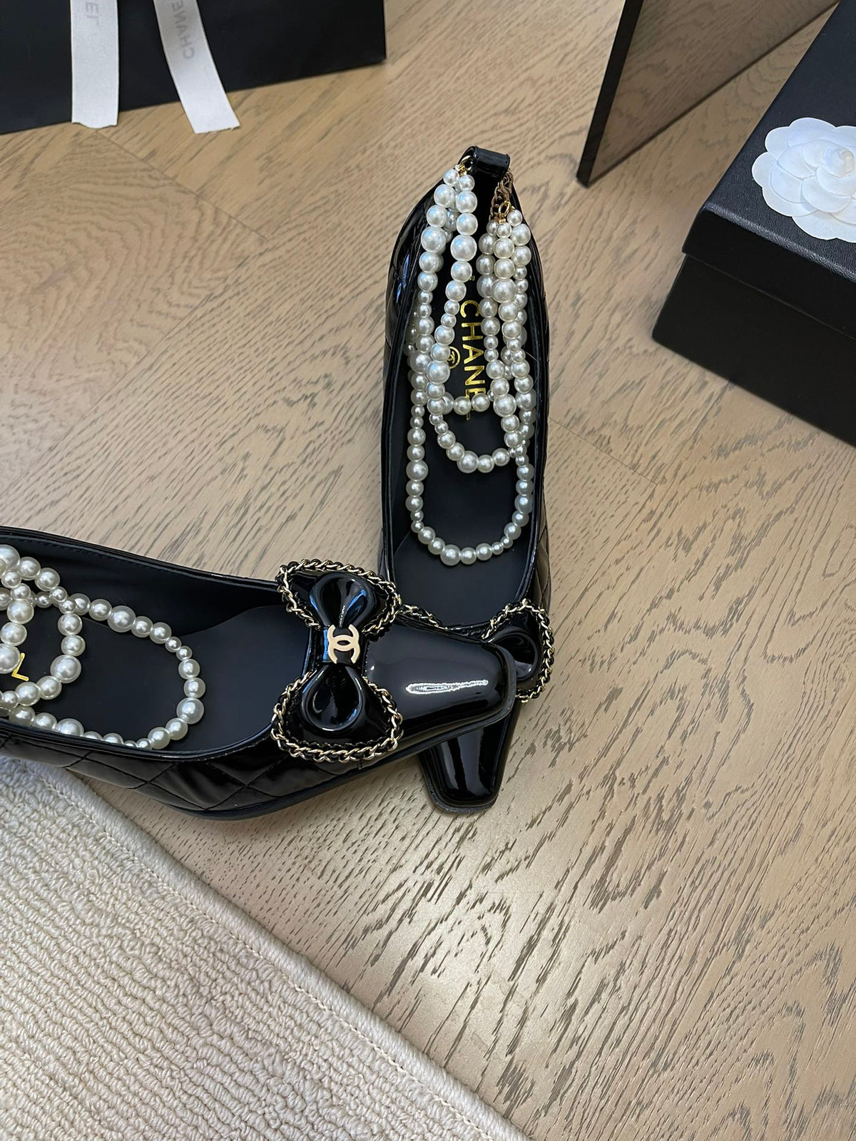 HIGH HEEL 8 CM IN BLACK CALFSKIN WITH PEARL CHAIN