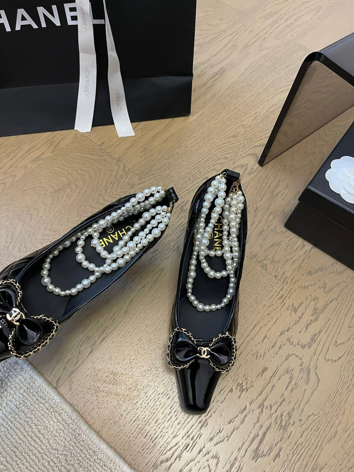 HIGH HEEL 8 CM IN BLACK CALFSKIN WITH PEARL CHAIN