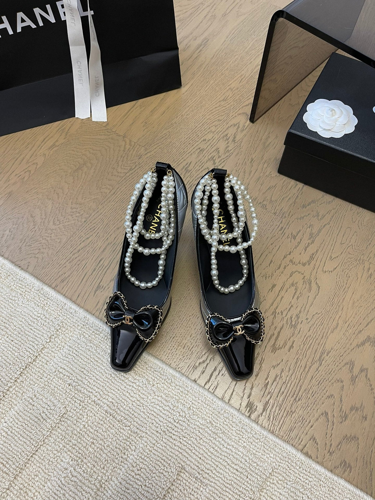 HIGH HEEL 8 CM IN SILVER MIX BLACK CALFSKIN WITH PEARL CHAIN